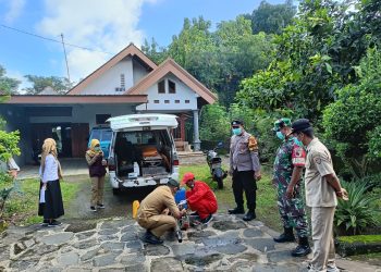 Polsek Jogorogo Lakukan Pendampingan Fogging di Desa