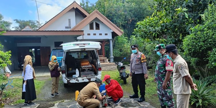 Polsek Jogorogo Lakukan Pendampingan Fogging di Desa