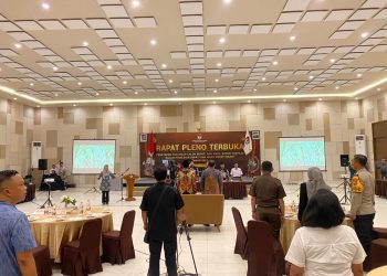 Personel Polres Ngawi Amankan Pleno Penetapan Pemenang Pilkada 2024