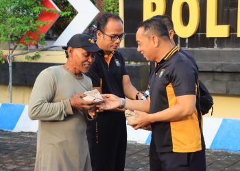 Peduli Pengguna Jalan, Polres Ngawi Berbagi Nasi dan Lauk Gratis.