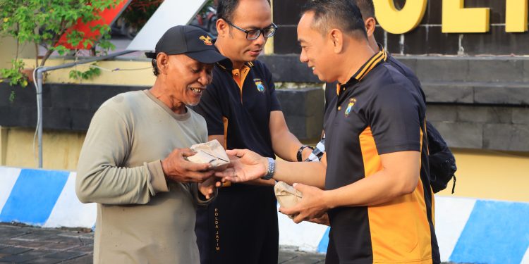 Peduli Pengguna Jalan, Polres Ngawi Berbagi Nasi dan Lauk Gratis.