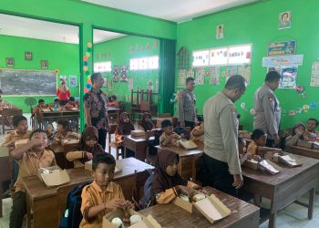 POLRES NGANJUK BAGIKAN MAKAN SIANG BERGIZI GRATIS DI SDN 1 WILANGAN
