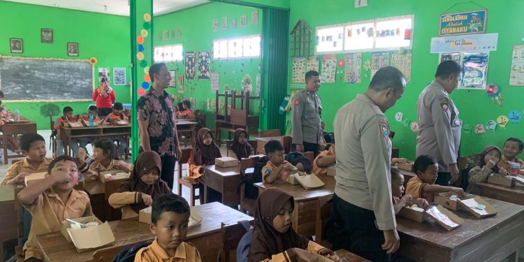 POLRES NGANJUK BAGIKAN MAKAN SIANG BERGIZI GRATIS DI SDN 1 WILANGAN
