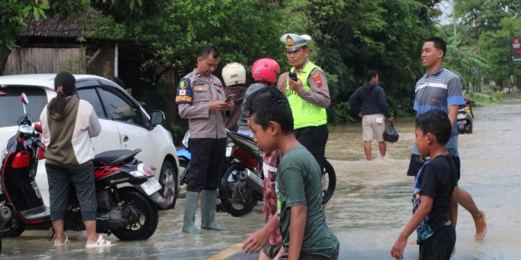 Rekayasa Contra Flow di Pantura Patebon, Respon Cepat Satlantas Polres Kendal Urai Kemacetan Akibat Banjir