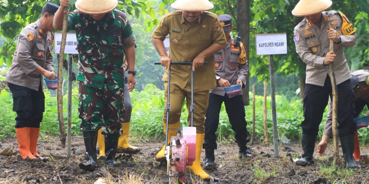 Dukung Swasembada Pangan 2025, Polres Bersama Forkopimda Ngawi Tanam Jagung