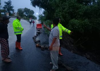 Bahu Jalan di Kendal Longsor, Polisi Ngawi Beri Tanda dan Imbau Warga