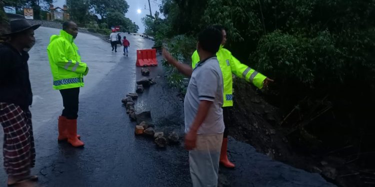 Bahu Jalan di Kendal Longsor, Polisi Ngawi Beri Tanda dan Imbau Warga
