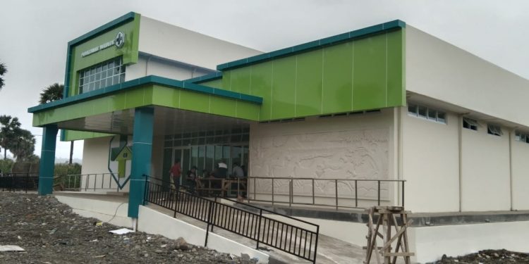 Tak Terima Terkesan Asal Dikerja,PB DPRD Bersama Pemuda Desa Bululoe Segel Gedung Baru Puskesmas Bululoe