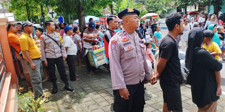 Polsek Ngawi Amankan Pertunjukan Seni Barongsai dalam Perayaan Imlek 2025