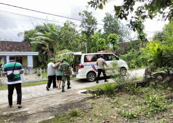 Peduli ODGJ, Polisi Ngawi Bantu Evakuasi Penderita di Kedunggalar