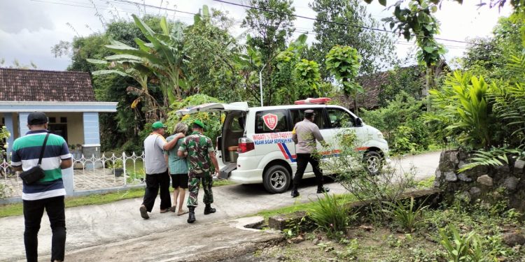 Peduli ODGJ, Polisi Ngawi Bantu Evakuasi Penderita di Kedunggalar
