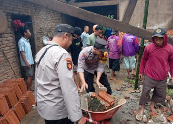 Polisi Ngawi Bantu Evakuasi Rumah Terdampak Longsor di Jogorogo