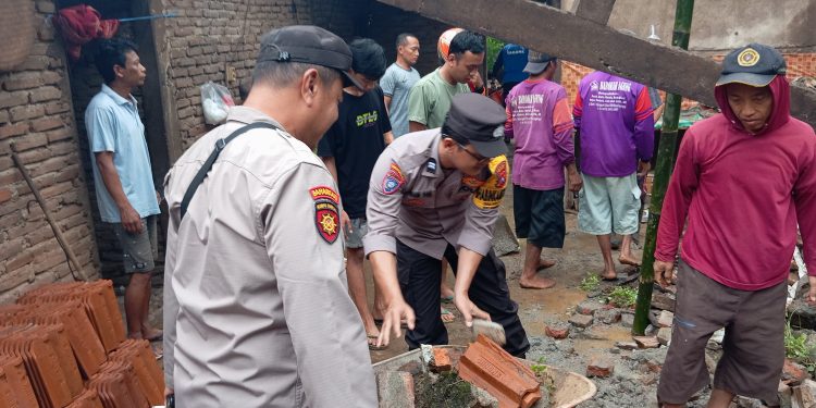 Polisi Ngawi Bantu Evakuasi Rumah Terdampak Longsor di Jogorogo