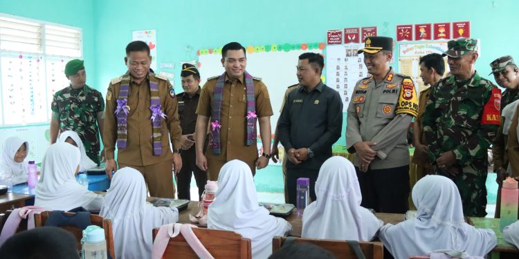 Pj. Gubernur Sulawesi Selatan di Dampingi Pj. Bupati Takalar Tinjau Langsung Pemberian Makan Bergizi Gratis di SD Pa’rappunganta