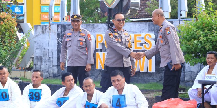Wakapolres Ngawi Cek Ujian Bela Diri Anggota Polri