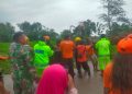 Sinergitas TNI Polri Gotong Royong Evakuasi Pohon Tumbang di Ngawi