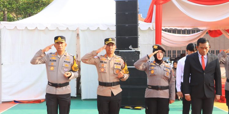 Kapolres bersama 42 Anggota Polres Ngawi mendapat Penghargaan dari Kapolda Jatim