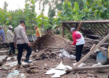 Polisi Ngawi Bantu Evakuasi Rumah Roboh di Kedunggalar
