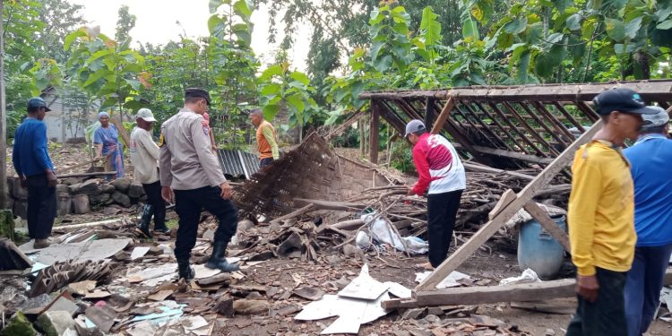 Polisi Ngawi Bantu Evakuasi Rumah Roboh di Kedunggalar