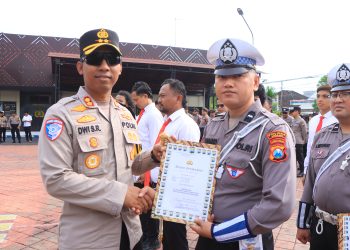 Kapolres Beri Penghargaan 51 Personel Polres Ngawi yang Berprestasi