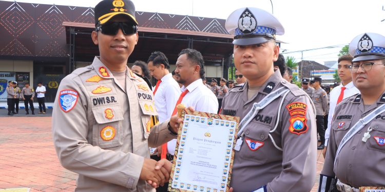 Kapolres Beri Penghargaan 51 Personel Polres Ngawi yang Berprestasi