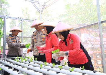 Dukung Ketahanan Pangan, Polres Bersama Bhayangkari Ngawi Tanam Sayur dan Tebar Benih Ikan di P2 L