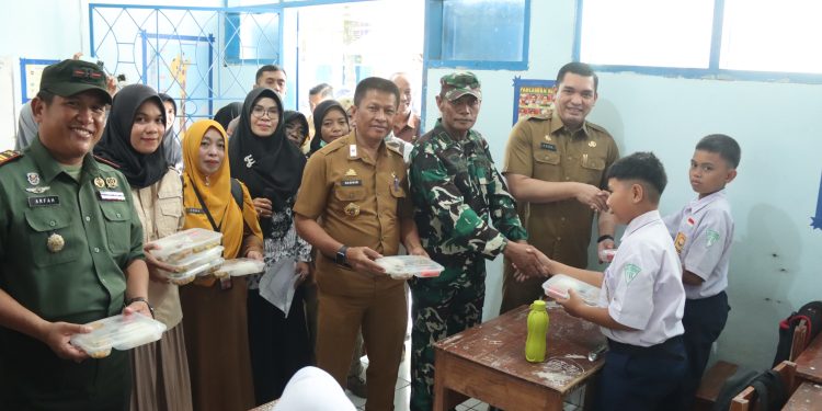 Tinjau Pelaksanaan Makan Bergizi Gratis (MBG), Sekda Takalar : Tujuannya Agar Anak mendapat Asupan Gizi dan meringankan Beban Orang Tua
