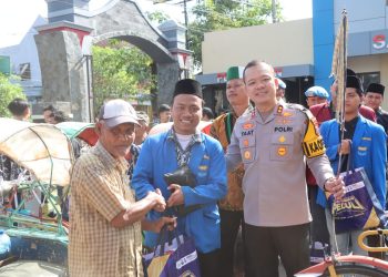 Baksos Polri Presisi, Polres Tulungagung Bersama Aliansi Mahasiswa Dalam Menyambut Bulan Suci Ramadan 1446 H