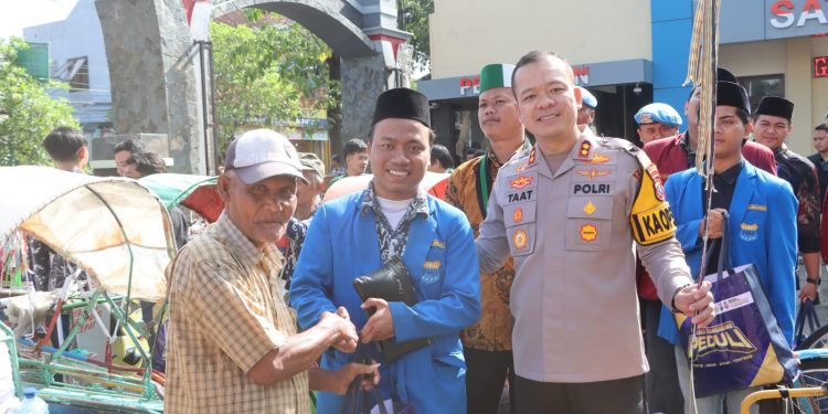 Baksos Polri Presisi, Polres Tulungagung Bersama Aliansi Mahasiswa Dalam Menyambut Bulan Suci Ramadan 1446 H