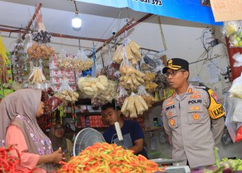 Jelang Ramadhan, Polisi Ngawi Cek Stok dan Harga Bapokting di Pasar
