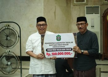 Tarwih Perdana Bersama Warga Takalar, Pemerintah Kab. Takalar Beri Kejutan Hibah Rp100 Juta untuk Masjid Agung