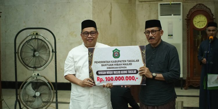 Tarwih Perdana Bersama Warga Takalar, Pemerintah Kab. Takalar Beri Kejutan Hibah Rp100 Juta untuk Masjid Agung