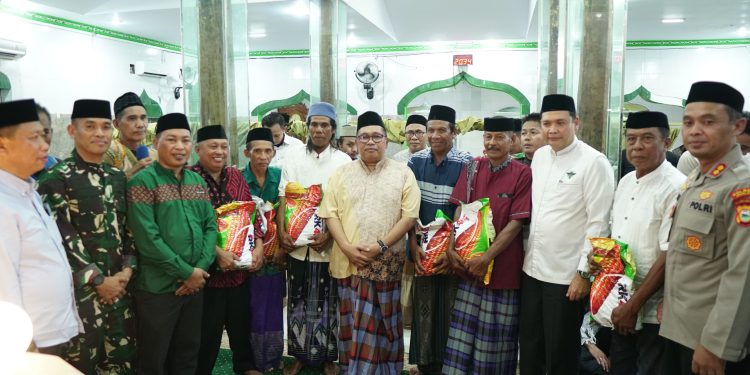 Safari Ramadhan di Masjid Nurul Huda Kecamatan Mappakasunggu, Bupati Takalar serahkan Beberapa Bantuan
