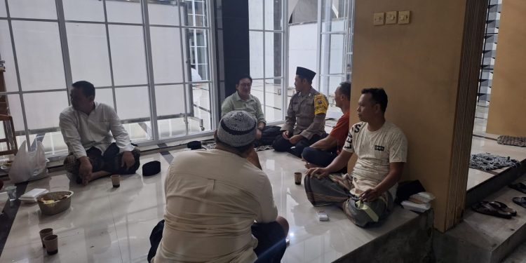 Jaga Kamtibmas Ngawi di Bulan Ramadhan Tetap Kondusif, Polsek Geneng Patroli Dialogis di Masjid