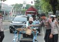 Berkah Ramadan, Polres Nganjuk Bagikan Ratusan Paket Takjil untuk Pengguna Jalan