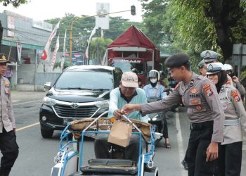 Berkah Ramadan, Polres Nganjuk Bagikan Ratusan Paket Takjil untuk Pengguna Jalan