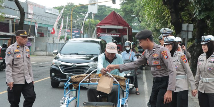 Berkah Ramadan, Polres Nganjuk Bagikan Ratusan Paket Takjil untuk Pengguna Jalan