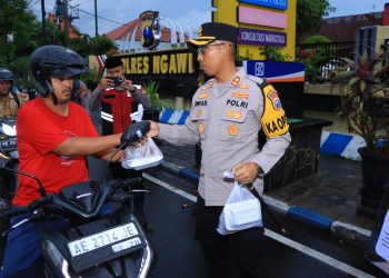 Polres Ngawi Berbagi Takjil di Ramadan Berkah