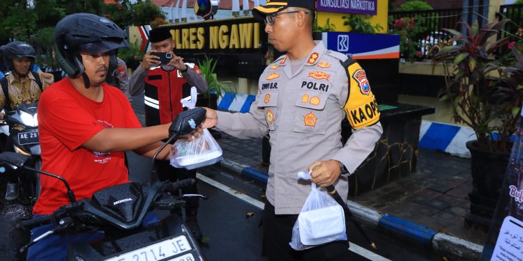 Polres Ngawi Berbagi Takjil di Ramadan Berkah
