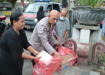 Jumat Berkah, Polres Nganjuk Bersama Awak Media Bagikan Ratusan Takjil di Terminal Anjuk Ladang