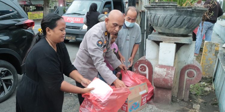 Jumat Berkah, Polres Nganjuk Bersama Awak Media Bagikan Ratusan Takjil di Terminal Anjuk Ladang