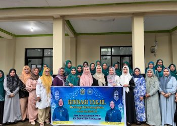 Ibu Bupati bersama Ibu Wakil Bupati Takalar Berbagi Takjil Gratis Kepada Masyarakat Pengguna Jalan