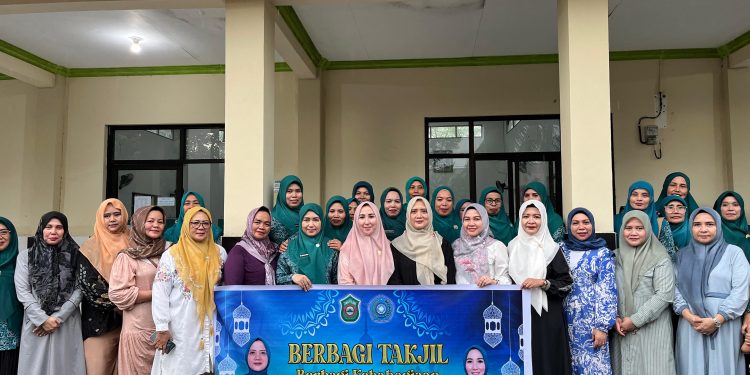 Ibu Bupati bersama Ibu Wakil Bupati Takalar Berbagi Takjil Gratis Kepada Masyarakat Pengguna Jalan