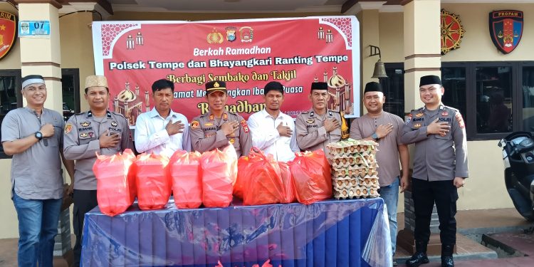 Tingkatkan Kepedulian Kepada Masyarakat, Polsek Tempe Bagi Sembako dan Takjil di Bulan Suci Ramadhan