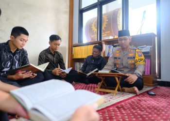 Bersama Warga Ngawi, Kapolres Melaksanakan Tadarus