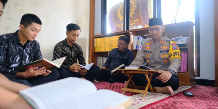 Bersama Warga Ngawi, Kapolres Melaksanakan Tadarus