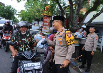 Ramadhan Suci, Polres Ngawi Berbagi Takjil untuk Masyarakat