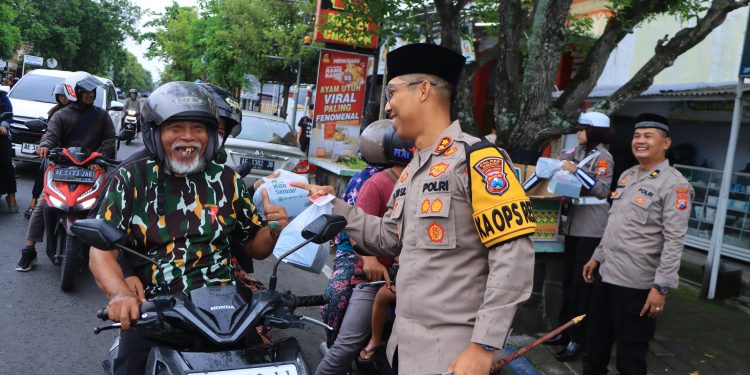 Ramadhan Suci, Polres Ngawi Berbagi Takjil untuk Masyarakat