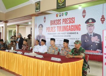 Bakti Sosial 1000 Paket Sembako dan Pengobatan Gratis Polres Tulungagung Bersama Forkopimda dan Paguyuban Pencak Silat Bandung