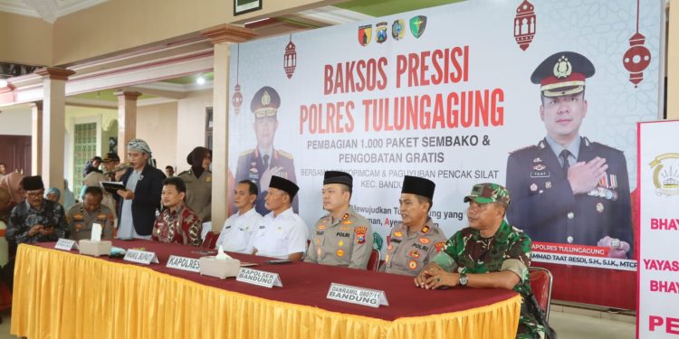 Bakti Sosial 1000 Paket Sembako dan Pengobatan Gratis Polres Tulungagung Bersama Forkopimda dan Paguyuban Pencak Silat Bandung
